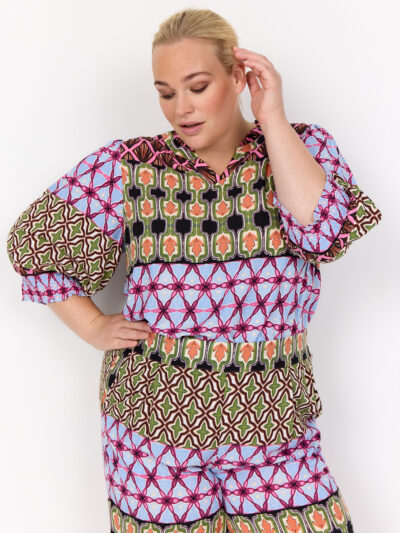 nærbillede af model med kortærmet mønstret bluse i mange farver. Wasabi WA-MELIKA 1 Bluse Wild Rose Combi