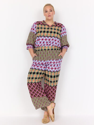 model med bluse og mønstret bukser i mange farver. Wasabi WA-MELIKA 2 Bukser Wild Rose Combi