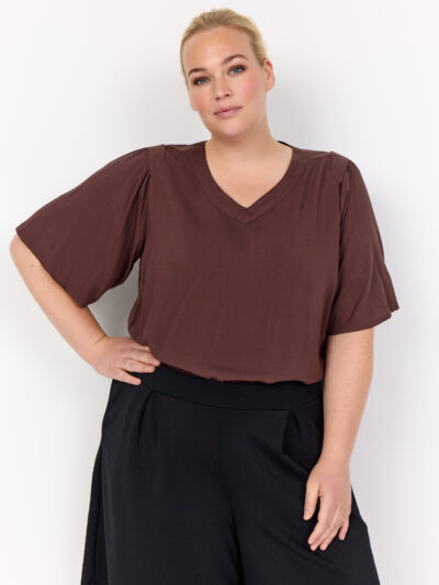 nærbillede af model med elegant kortærmet bluse med løs pasform. Wasabi WA-SIA 30 Bluse Hot Fudge