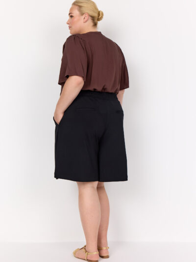 ryggen af model med elegant kortærmet bluse med løs pasform. Wasabi WA-SIA 30 Bluse Hot Fudge