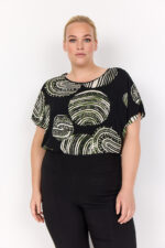 model med mønstret t-shirt med korte ærmer og rund hals. Wasabi WA-MEDINE 1 T-shirt Black Combi