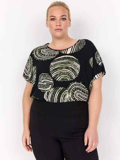 model med mønstret t-shirt med korte ærmer og rund hals. Wasabi WA-MEDINE 1 T-shirt Black Combi