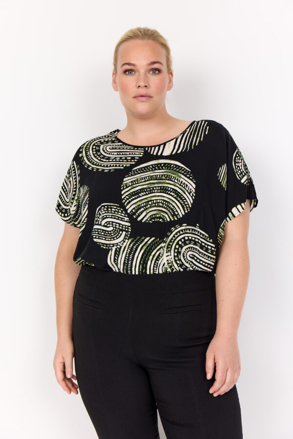 model med mønstret t-shirt med korte ærmer og rund hals. Wasabi WA-MEDINE 1 T-shirt Black Combi