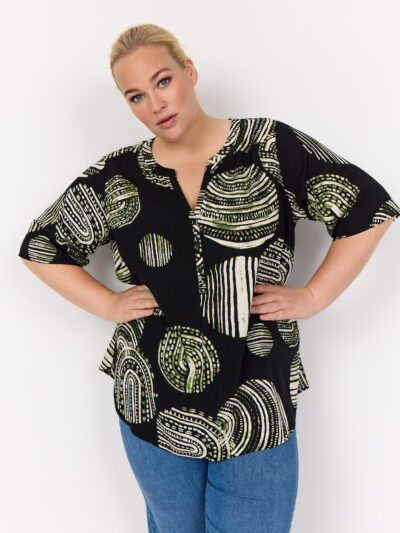 model med mønstret bluse med korte ærmer. Wasabi WA-MEDINE 2 Bluse Black Combi