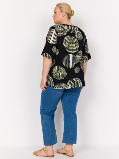 ryggen af model med mønstret bluse med korte ærmer. Wasabi WA-MEDINE 2 Bluse Black Combi