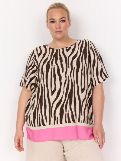 model med kortærmet mønstret t-shirt med zebraprint og en pink kant forneden. Wasabi WA-MANDIE 1 T-shirt Hot Fudge Combi