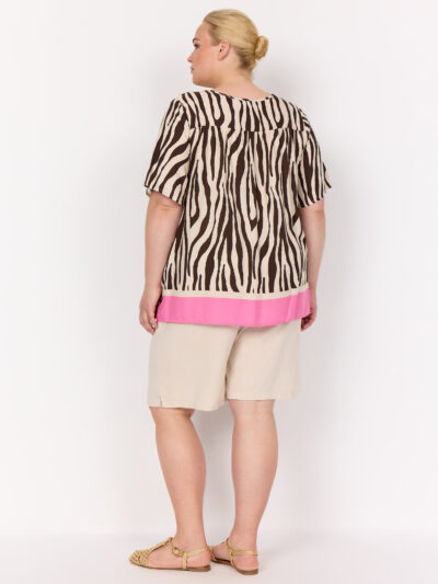 ryggen af model med kortærmet mønstret t-shirt med zebraprint og en pink kant forneden. Wasabi WA-MANDIE 1 T-shirt Hot Fudge Combi