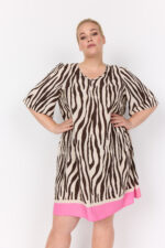 model med mønstret kjole med korte ærmer, zebraprint og pink bundkant. Wasabi WA-MANDIE 4 Kjole Hot Fudge Combi