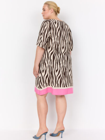 ryggen af model med kortærmet mønstret kjole med zebraprint og pink bundkant. Wasabi WA-MANDIE 4 Kjole Hot Fudge Combi