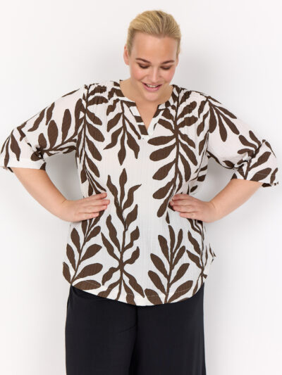 model med mønstret bluse med korte ærmer. Wasabi WA-MARTA 3 Bluse Hot Fudge Combi