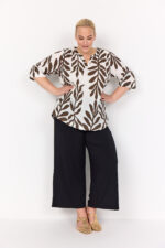model med mønstret bluse med korte ærmer Wasabi WA-MARTA 3 Bluse Hot Fudge Combi
