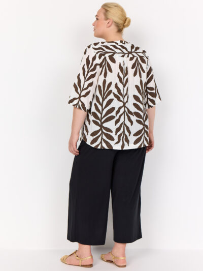ryggen af model med mønstret bluse med korte ærmer Wasabi WA-MARTA 3 Bluse Hot Fudge Combi