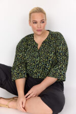 model med grøn skjortebluse med 3/4 ærmer og leopardmønster. Wasabi WA-MELINA 2 Bluse Thyme Combi