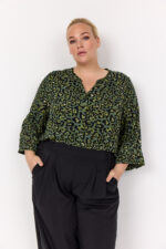 model med grøn skjortebluse med 3/4 ærmer og leopardmønster. Wasabi WA-MELINA 2 Bluse Thyme Combi