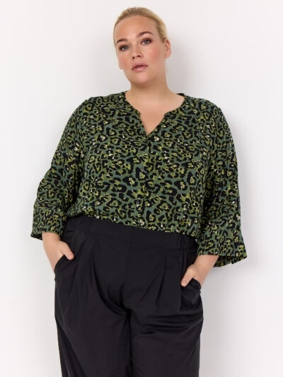 model med grøn skjortebluse med 3/4 ærmer og leopardmønster. Wasabi WA-MELINA 2 Bluse Thyme Combi