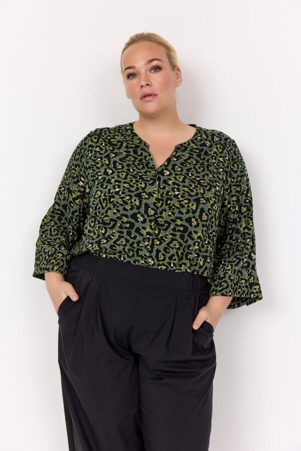 model med grøn skjortebluse med 3/4 ærmer og leopardmønster. Wasabi WA-MELINA 2 Bluse Thyme Combi