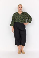 model med sorte bukser og grøn skjortebluse med 3/4 ærmer og leopardmønster. Wasabi WA-MELINA 2 Bluse Thyme Combi