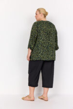 ryggen af model med grøn skjortebluse med 3/4 ærmer og leopardmønster. Wasabi WA-MELINA 2 Bluse Thyme Combi