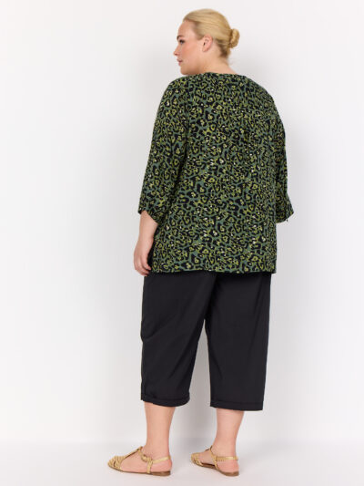 ryggen af model med grøn skjortebluse med 3/4 ærmer og leopardmønster. Wasabi WA-MELINA 2 Bluse Thyme Combi