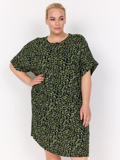 model med afslappet kortærmet grøn kjole med rund hals og leopardmønster. Wasabi WA-MELINA 3 Kjole Thyme Combi
