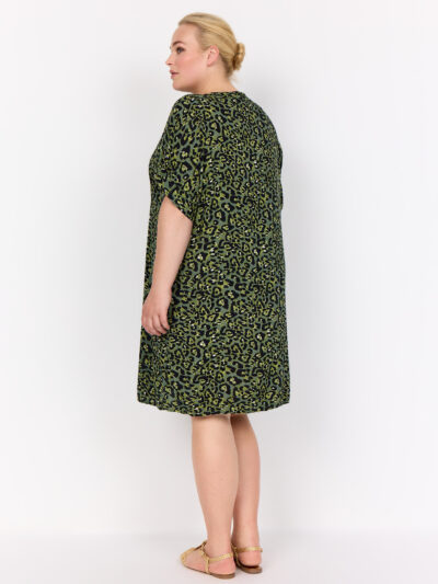 ryggen af model med kortærmet grøn kjole med rund hals og leopardmønster. Wasabi WA-MELINA 3 Kjole Thyme Combi