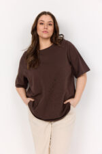 model med klassisk brun t-shirt med korte ærmer. Wasabi WA-VERONA 1 T-shirt Hot Fudge
