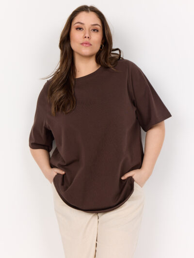 model med klassisk brun t-shirt med korte ærmer. Wasabi WA-VERONA 1 T-shirt Hot Fudge