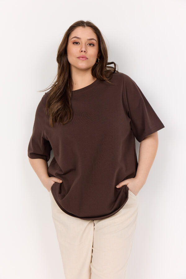 model med klassisk brun t-shirt med korte ærmer. Wasabi WA-VERONA 1 T-shirt Hot Fudge