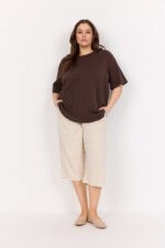 model foran med klassisk brun t-shirt med korte ærmer. Wasabi WA-VERONA 1 T-shirt Hot Fudge