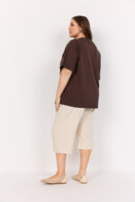 model fra siden med klassisk brun t-shirt med korte ærmer. Wasabi WA-VERONA 1 T-shirt Hot Fudge