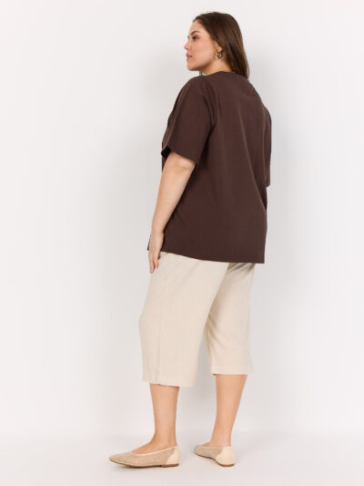 model fra siden med klassisk brun t-shirt med korte ærmer. Wasabi WA-VERONA 1 T-shirt Hot Fudge