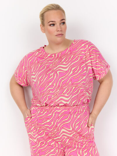 model med kortærmet mønstret t-shirt i pink med rund hals. Wasabi WA-MAGGI 1 T-shirt Wild Rose Combi