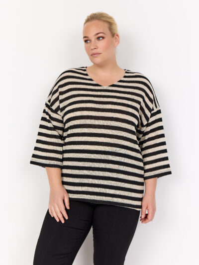 model med afslappet stribet bluse med 3/4 ærmer og rund hals. Wasabi WA-MEGAN 1 Bluse Black Combi