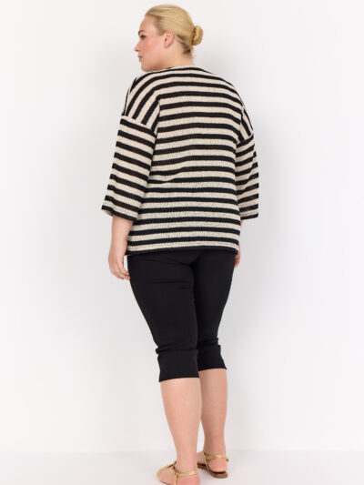 ryggen af model med stribet bluse med 3/4 ærmer og rund hals. Wasabi WA-MEGAN 1 Bluse Black Combi