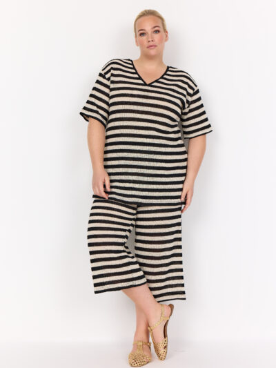 model med afslappede stribet bukser Wasabi WA-MEGAN 3 Bukser Black Combi og matchende t-shirt
