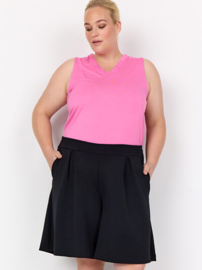 model med sorte shorts i en afslappet pasform med lommer. Wasabi WA-SABINA 41 Shorts Black