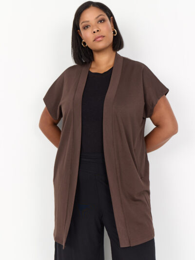 model med afslappet kortærmet cardigan i brun med ben front. Wasabi WA-SABINA 44 Cardigan Hot Fudge