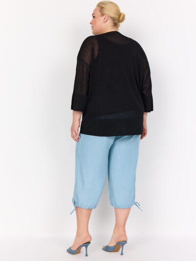ryggen af model med sort bluse med 3/4 ærmer og en afslappet pasform. Wasabi WA-MARIN 1 Bluse Black