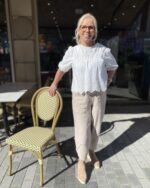 lene med beige hørbukser fra freequent og hvid top fra pieces
