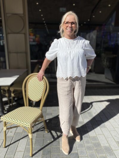lene med beige hørbukser fra freequent og hvid top fra pieces
