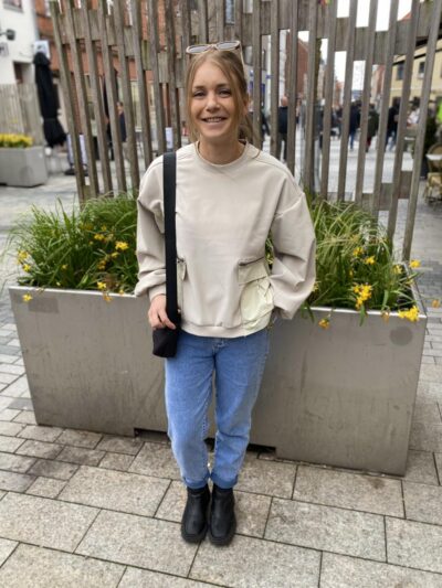 marie med jeans og hvid bluse Nü Zinne Blouse Bone