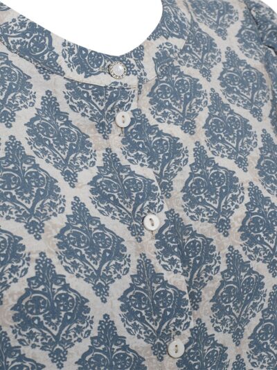 nærbillede af knapper på mønstret blå bluse med korte ærmer og knaplukning på brystet. Freequent FQABY-BLOUSE Star Off-white China Blue