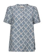 mønstret blå bluse med korte ærmer og knaplukning på brystet. Freequent FQABY-BLOUSE Star Off-white China Blue