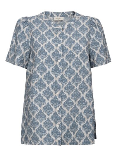 mønstret blå bluse med korte ærmer og knaplukning på brystet. Freequent FQABY-BLOUSE Star Off-white China Blue