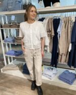 marie med hvid top og beige bukser med bindebælte Freequent Moonbeam FQPACHINO-PANTS
