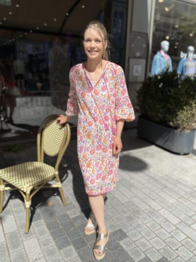 marie med lyserød mønstret kjole Freequent FQCARIN-DRESS Star off-white w. Fuchsia Pink