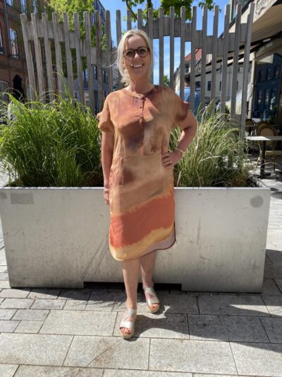 lene med mønstret kjole i orange nuancer fra Nü