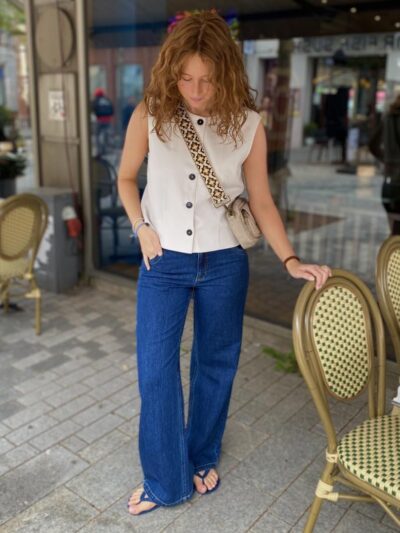 Luna med beige vest og bå denim jeans