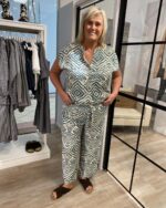 janni med mønstret bluse ONLY Carmakoma CARSHILLA Shirt Abyss TRIBE og bukser