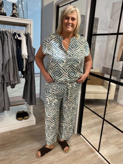 janni med mønstret bluse ONLY Carmakoma CARSHILLA Shirt Abyss TRIBE og bukser